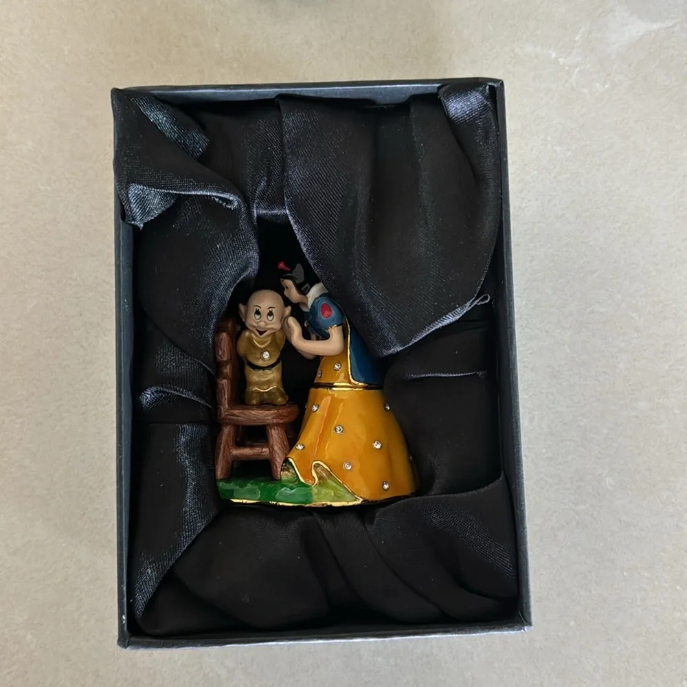 RARE Disney Collectible Snow White Kissing Dopey (standing on stool). Pristine - Picture 10 of 10